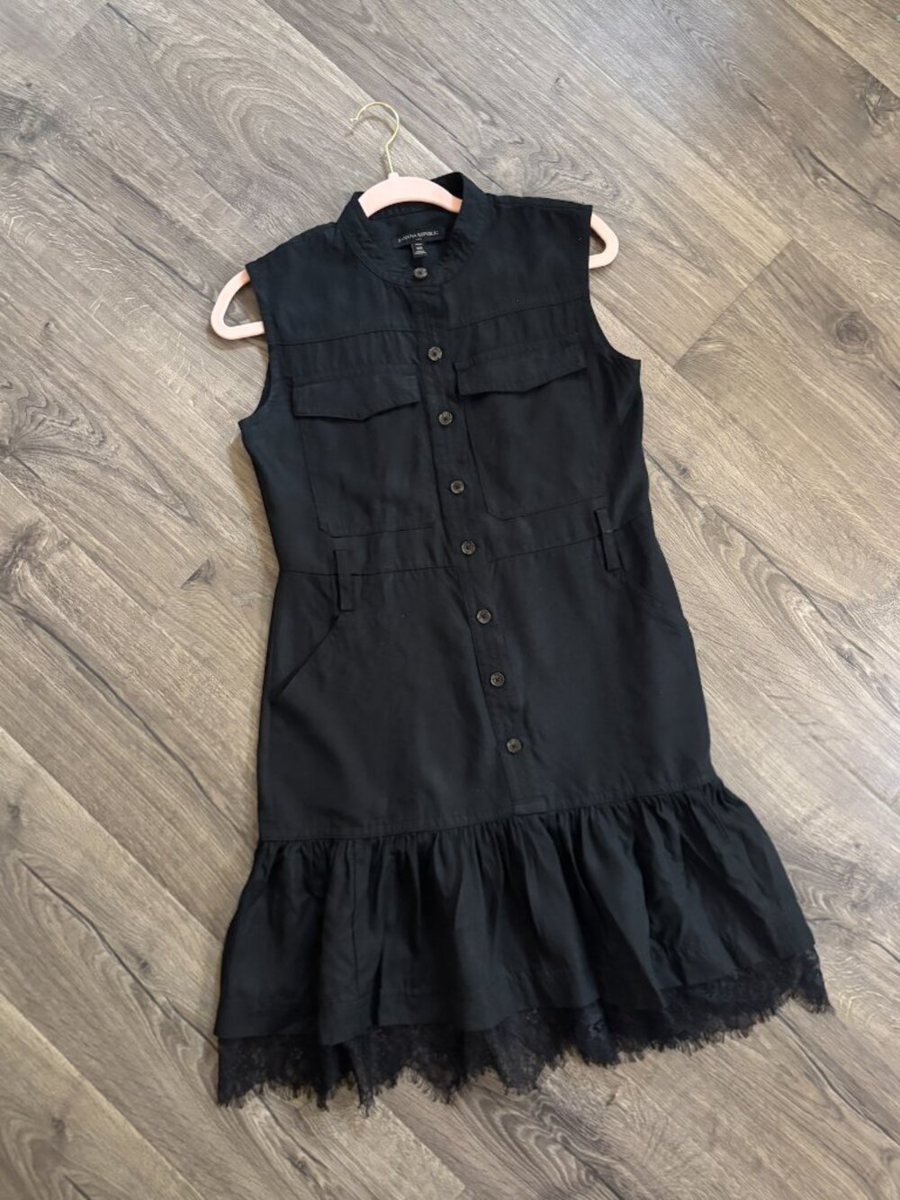 Banana Republic sleeveless utility button-front mini dress in black. SZ XS
